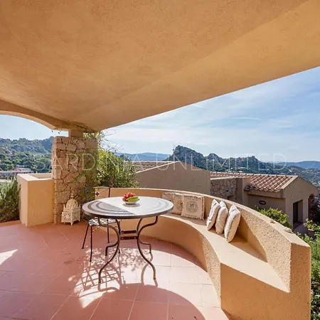 Violetta Britton Villa Costa Paradiso